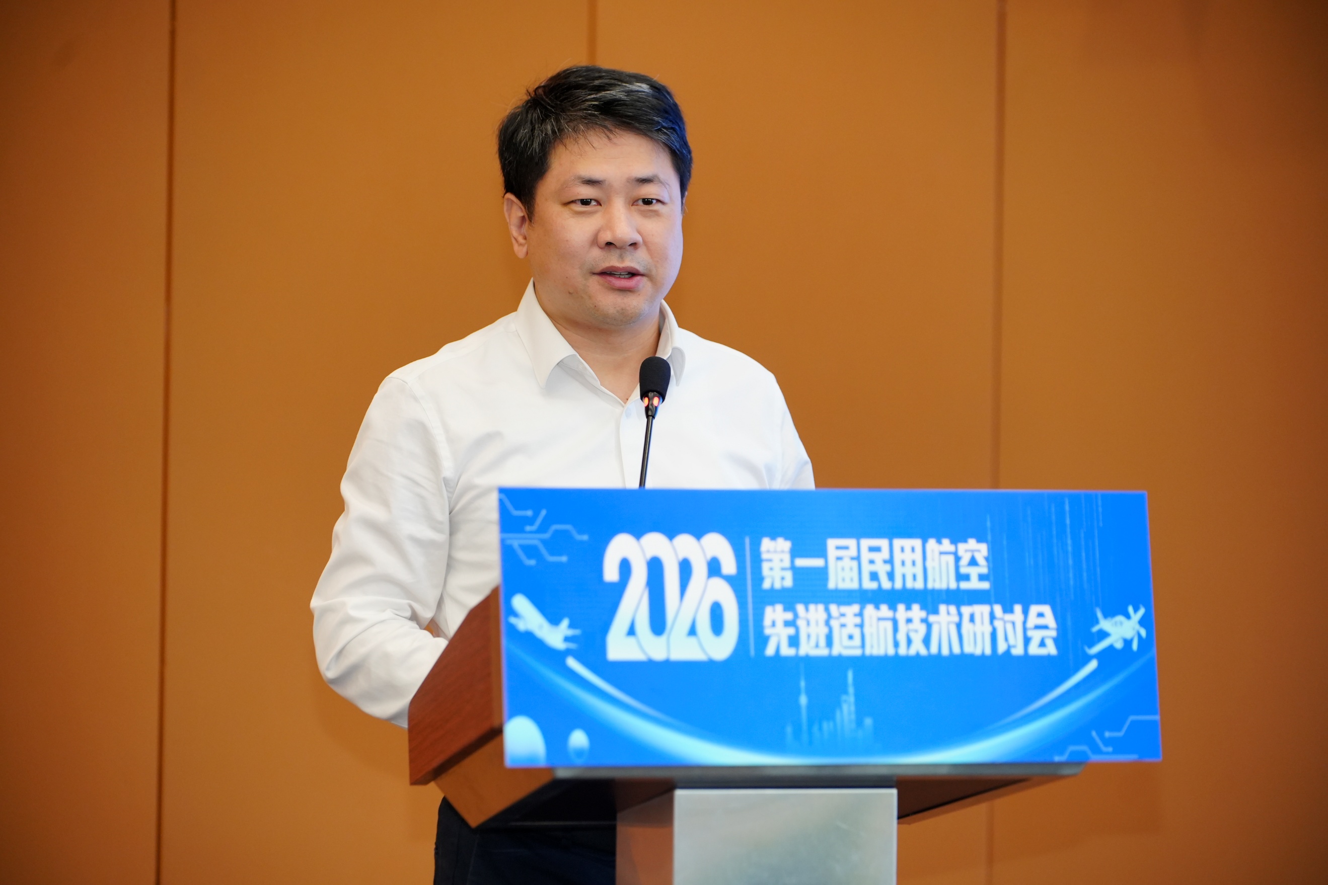 中国商飞上海飞机试飞工程有限公司副总工程师杨春霞作题为《飞行试验在民机适航取证中的作用》的报告。杨春霞对飞行试验在适航取证的重要作用进行分析,对各阶段飞行试验的重要活动进行了总结,并对飞行试验技术的发展进行了展望。 中国商飞上海飞机试飞工程有限公司副总工程师杨春霞作题为《飞行试验在民机适航取证中的作用》的报告。杨春霞对飞行试验在适航取证的重要作用进行分析,对各阶段飞行试验的重要活动进行了总结,并对飞行试验技术的发展进行了展望。